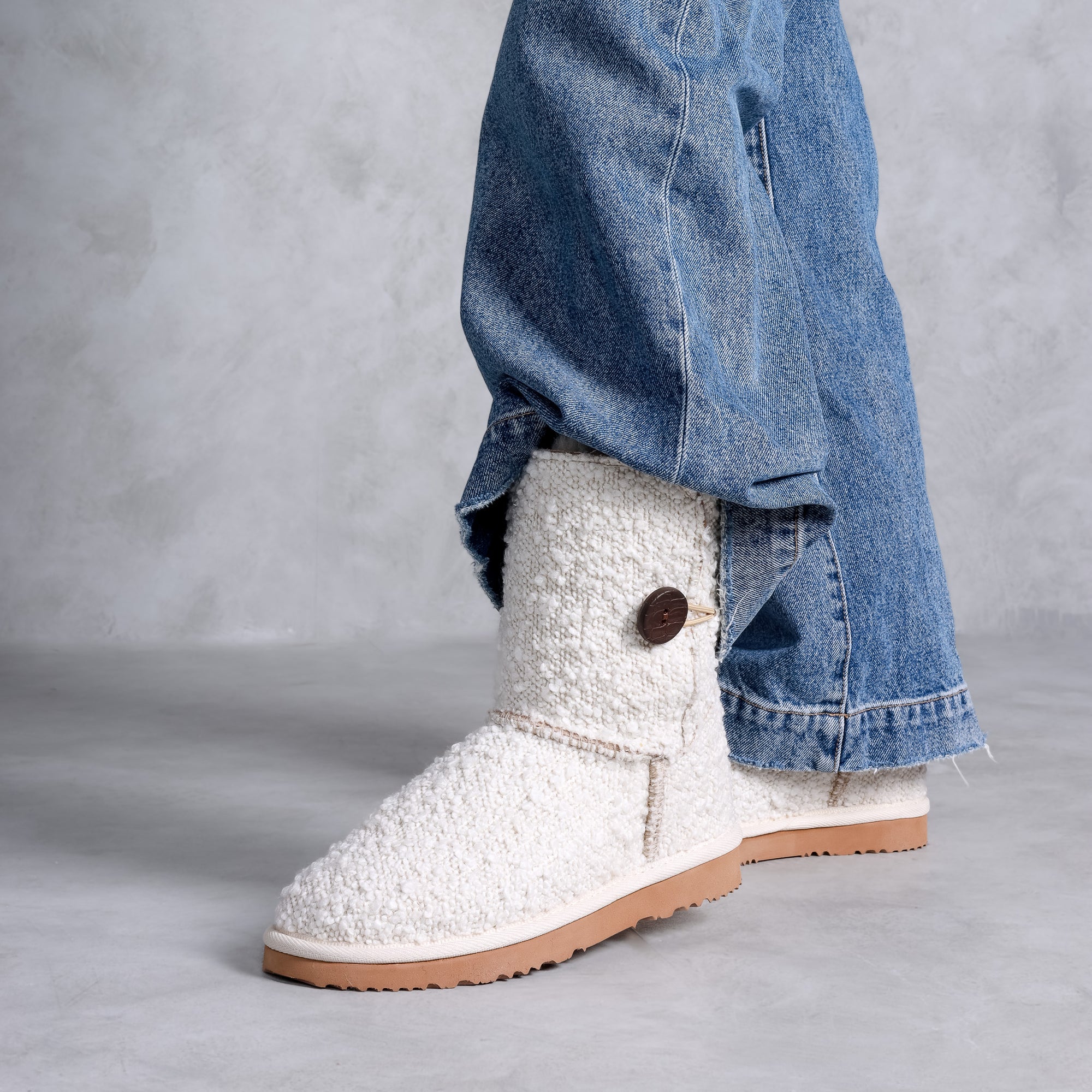 Women&#39;s Boucle Button Mid